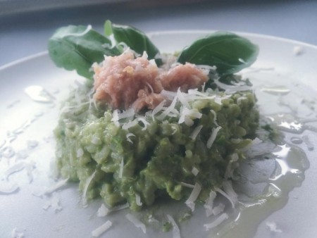 TUNIAKOVÉ RIZOTO S BAZALKOVO-HRÁŠKOVÝM PYRÉ